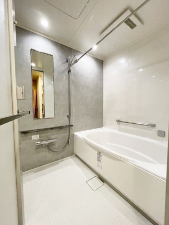 湯面の広がりと角の少ない柔らかな曲線で心地よい全身入浴　川崎市高津区Y様邸